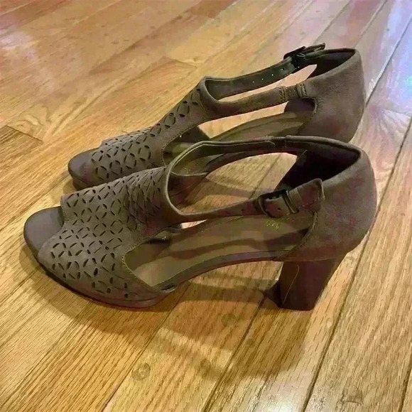 Clarks Artisan Women's Open Toe Heels Brown Leather Geometric Cutouts Size 9.5 - Picture 4 of 7